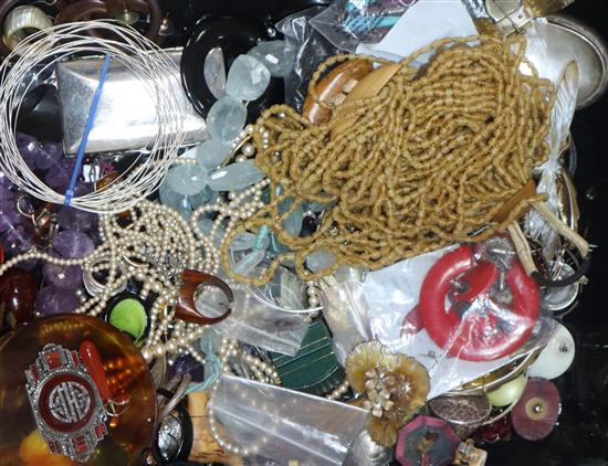 Assorted costume jewellery, including an Art Deco marcasite brooch.